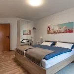 Lovely Quiet, Bright, Generous For Two, Private Parking شقة